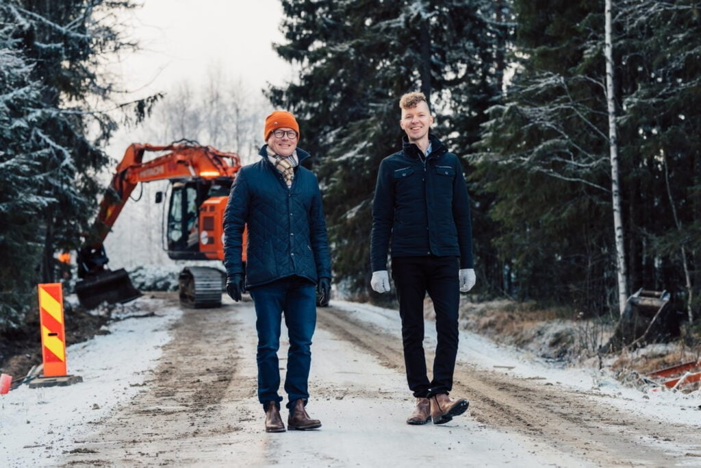 Kaisanetin Jani Moilanen ja Petri Kilpeläinen tutustumassa Kaisanetin valokuidun rakennustyömaahan.