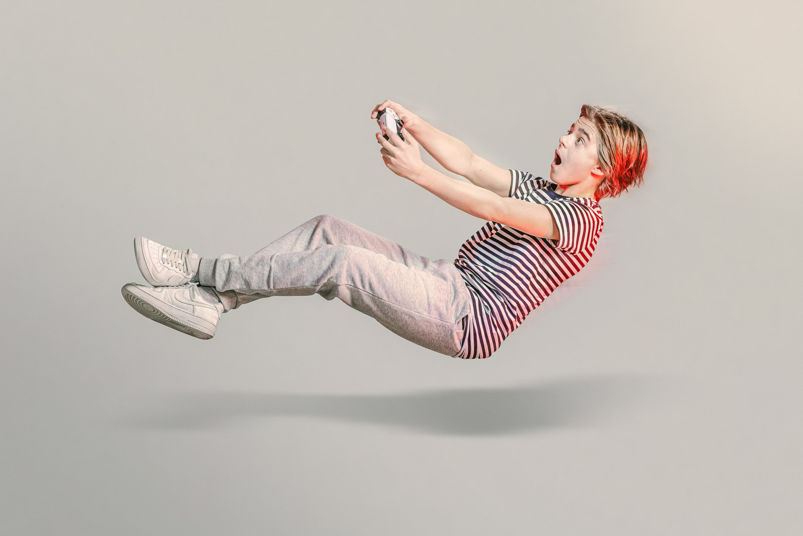 Poika pelaa videopeliä.